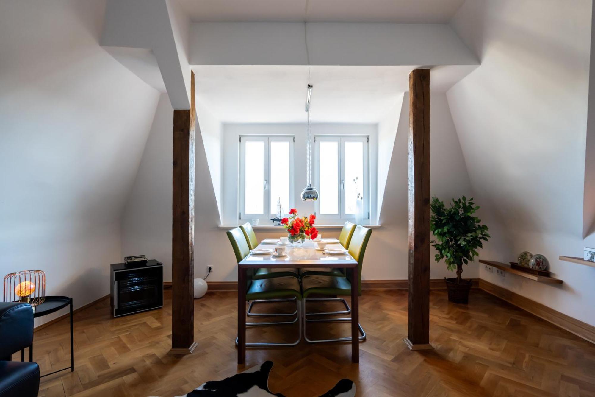 Doppelhaus- Villa Leipzig Schleussig , Moderner Altbau Apartment Dachetage Mit 2 Schlafzimmern Und Separatem Zusatzzimmer , Parkplatz - Balkon - Kamin - Eicheparkett - Arbeitsplatz Exteriér fotografie